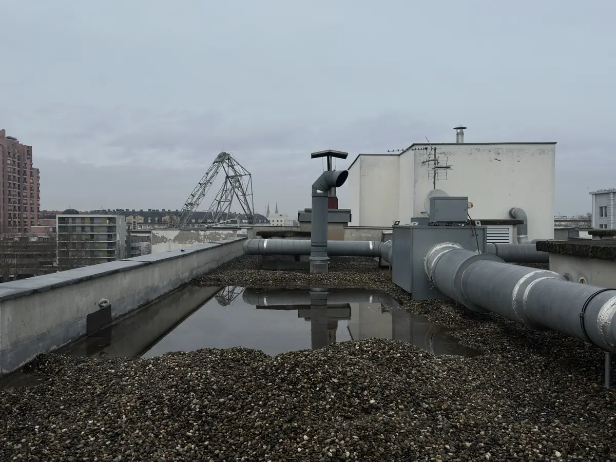 Relevé d'étanchéité et émergences sur une toiture-terrasse gravillonnée